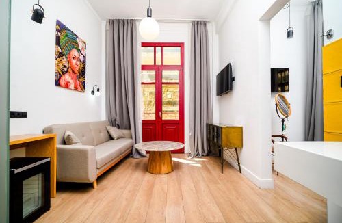 Thessaloniki City Centre Hotel | The Maroon Bottle Hotel