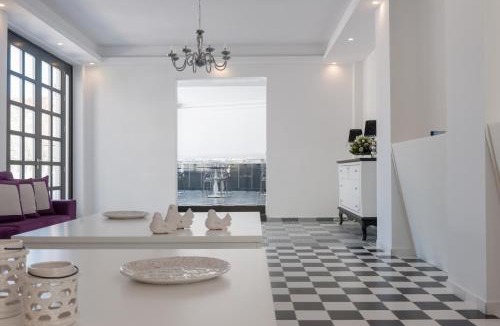 Kamari Hotel | MAR n MAR CROWN HOTEL-SUITES