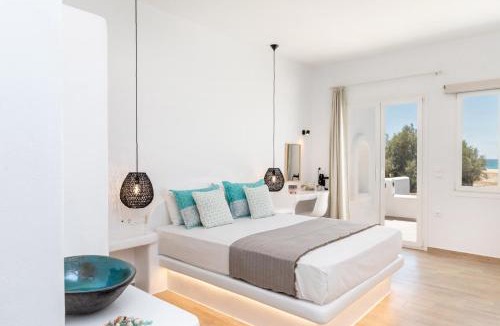 Plaka Apartment | Kalais Beachfront Suites - Stunning Sea & Sunset Views, Free Beach Chairs, Bus Stop Outside, 12 Min from Naxos Town, 200 Mbps WiFi