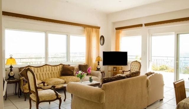 Villa Afroditi near Airport with Pool, Free Wi-Fi, Souda Bay Views, Garden Oasis