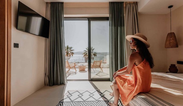 Ostrako Beachside Suites