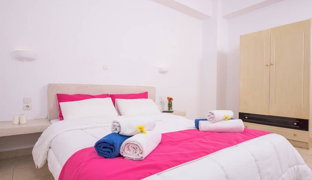 1- bed apt Near Black Beach-sleeps 4-parking