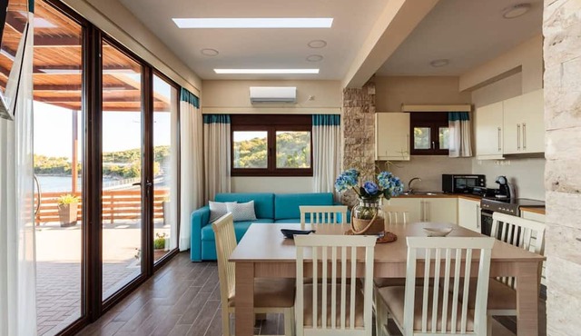 Seaside Summer Bliss - Aurora Luxury Pool Paradise