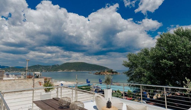 Beachfront Studio with Rooftop Barbecue, Stunning Sea Views, and Smart TV set...