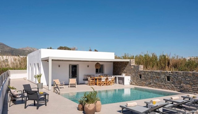 Moonshine Villa - A stone`s throw from the beach