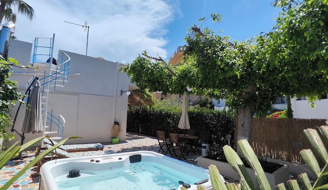 Lovely 2-bedroom for up to 5 person house with AC and jacuzzi in beautiful Malia
