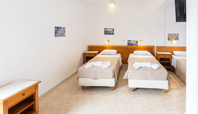 Bed and Breakfast The Kavos Sandy Inn – Quadruple Room with Shared Pool, Wi-Fi, and Air Conditioning