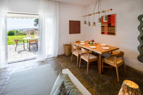 Emerald Apartment Next to the Sea, Elani