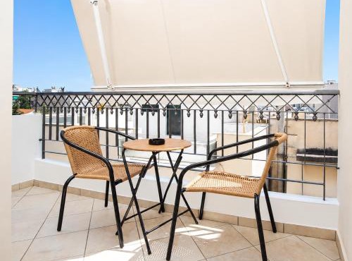 Top Floor Apartment near The Mall Athens - Private Parking