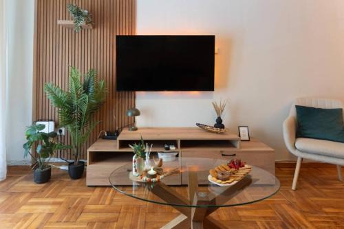 Spacious Modern Suite in the Heart of Center