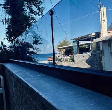 Stunning Seafront, 1 Bdr apt, 5 min walk to beach, Heraklion Crete in Heraklio